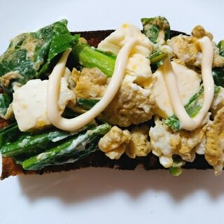 小松菜とカマンベールチーズと卵のトースト